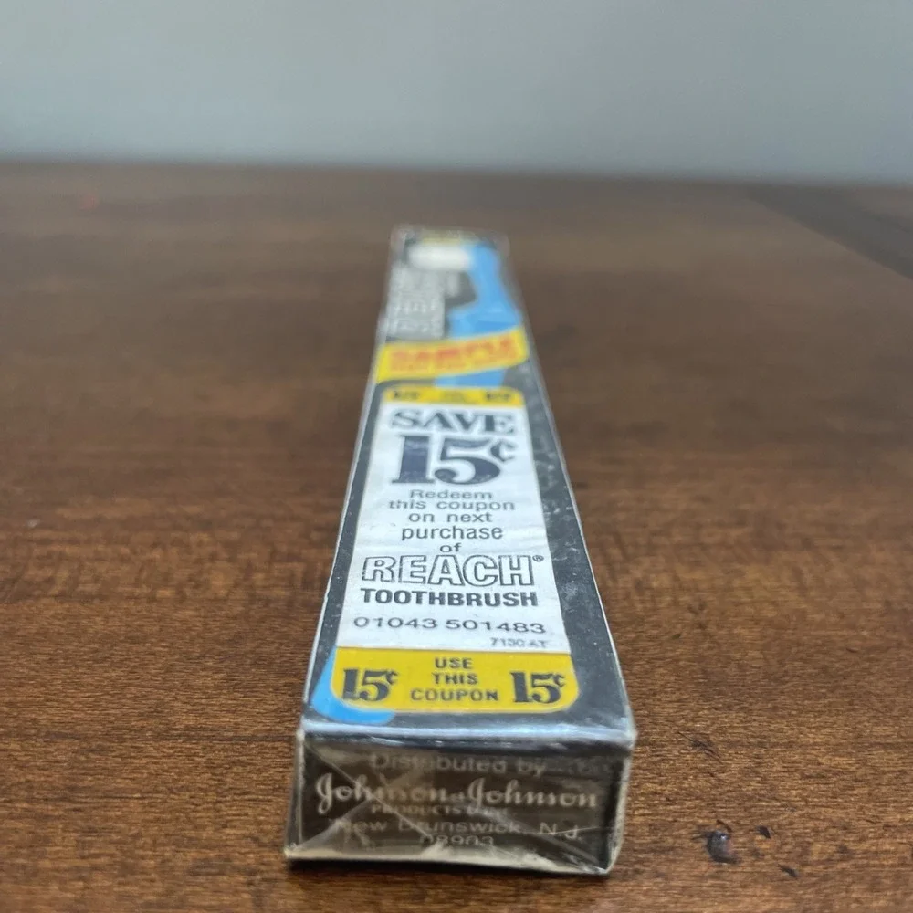 Vintage Toothbrush RETRO PROP 80's Studio prop 🔥🔥 Reach 👀 NEW J+J 1983